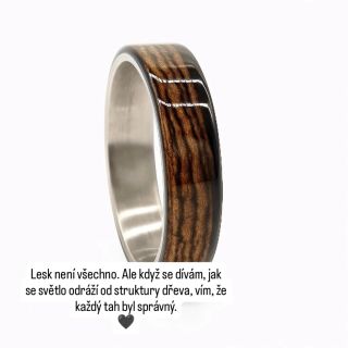 Buffalo Ring Nevznikl pro davy, ale pro jednotlivce. Pro někoho, kdo ví, že síla se nerodí ve světlech reflektorů, ale ve...