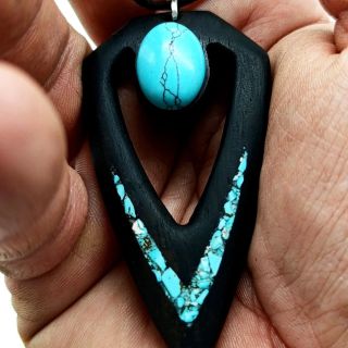 “Womb of Light” " Lůno světla " “Where love begins, magic grows.” " Kde začíná láska, roste kouzlo" Amulet zrozený ze tmy...